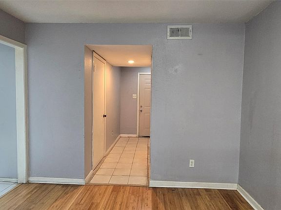 4th image of 7913 Grove Ridge Dr
