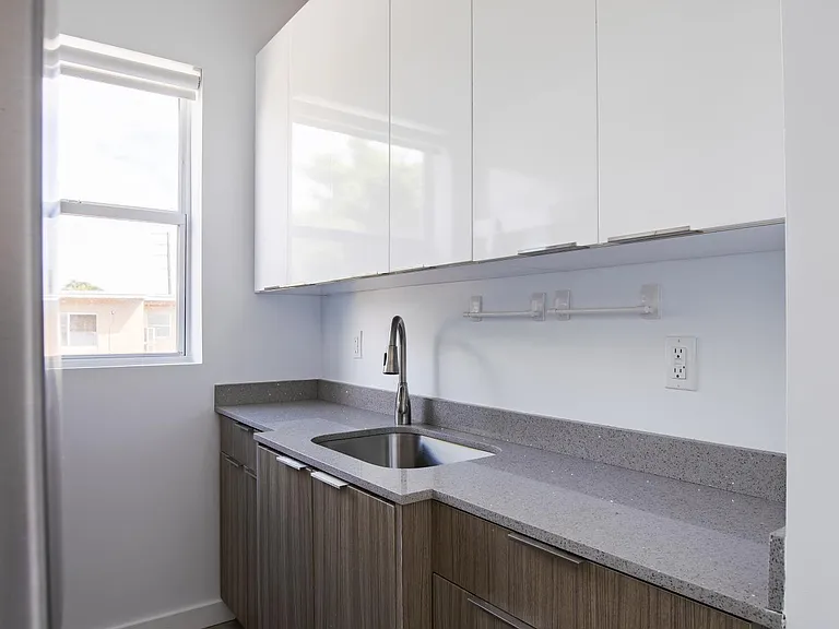 1814 SW 22nd Ave #8 — Photo 11