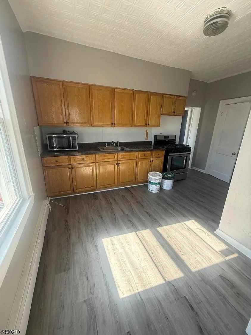 4 bed, 1.0 bath, 800 sqft, $1,800 — Photo 2