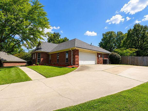 3rd image of 204 Boulder Ridge Cir