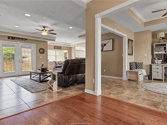 3rd image of 1104 Oakhaven Cir