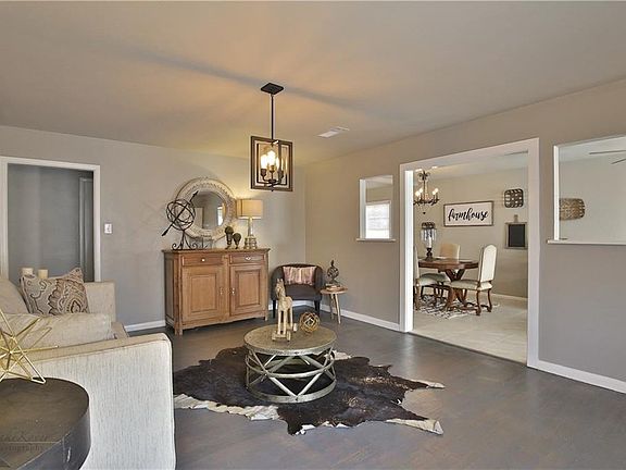 2nd image of 1110 S La Salle Dr