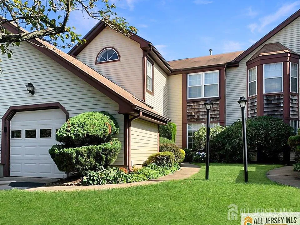 3 Edinburgh Dr #B