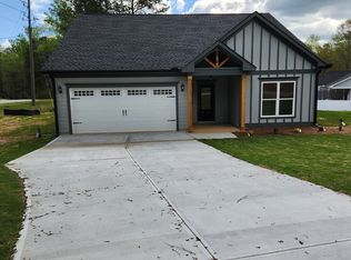 17 N Point Cir, Hartwell, GA 30643