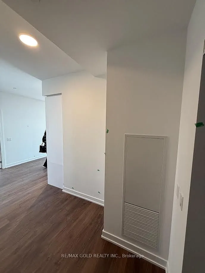 5105 Hurontario St — Photo 1