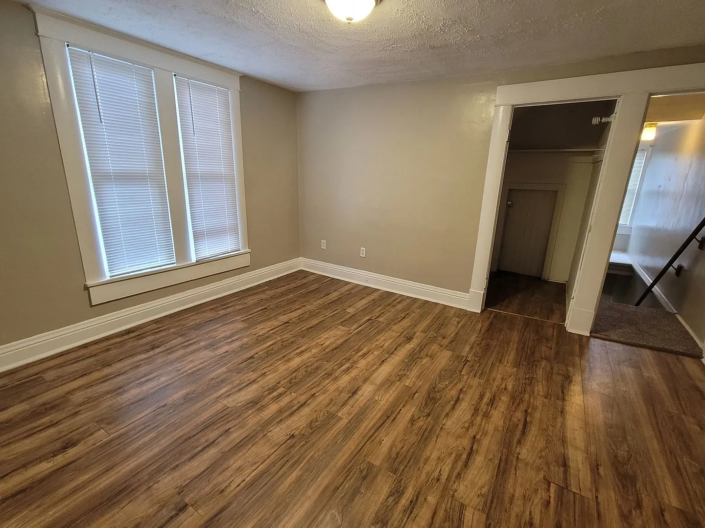217 W Linn — Photo 3