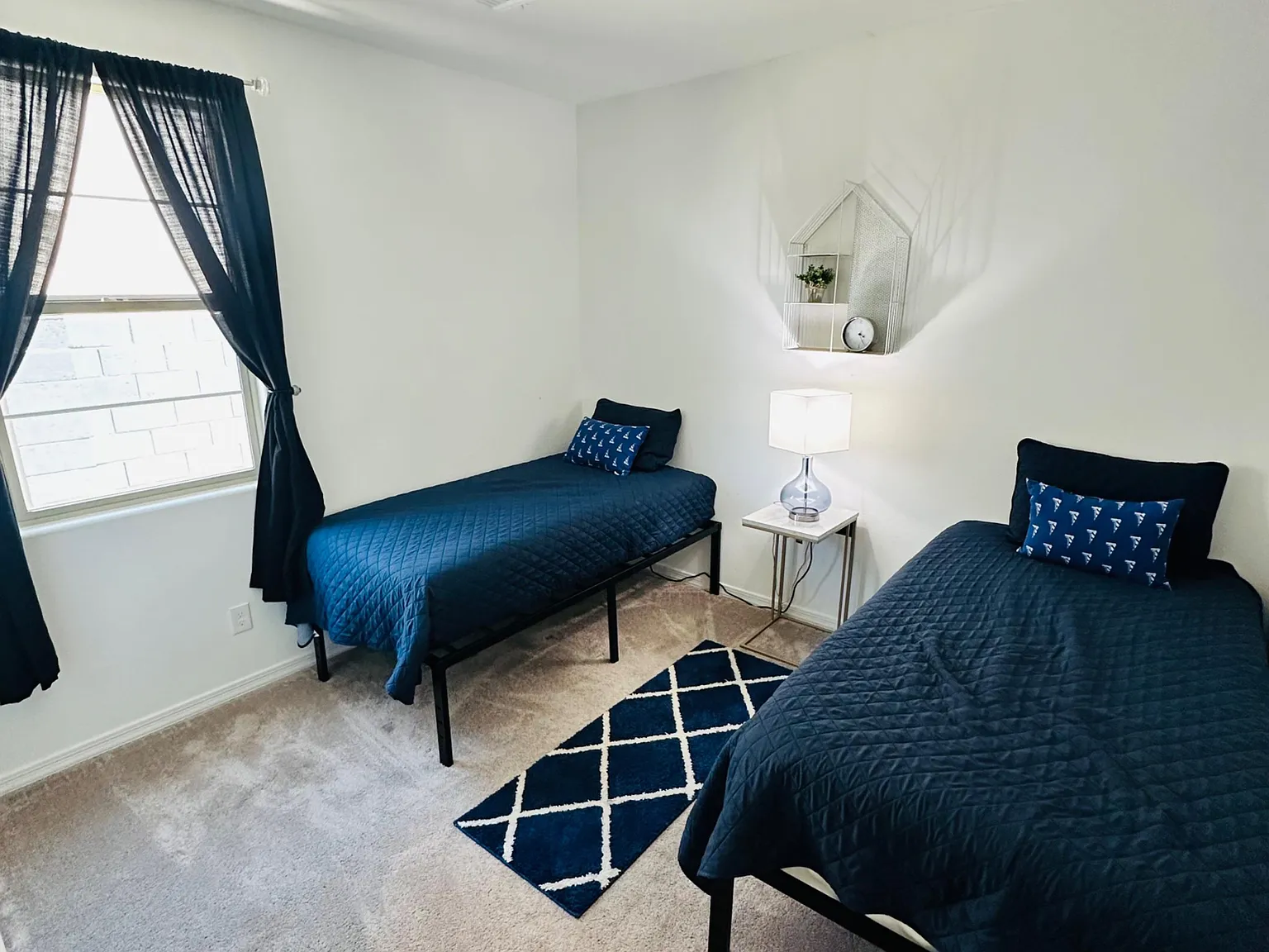 4 bed, 2.0 bath, 1900 sqft, $1,001 — Photo 2
