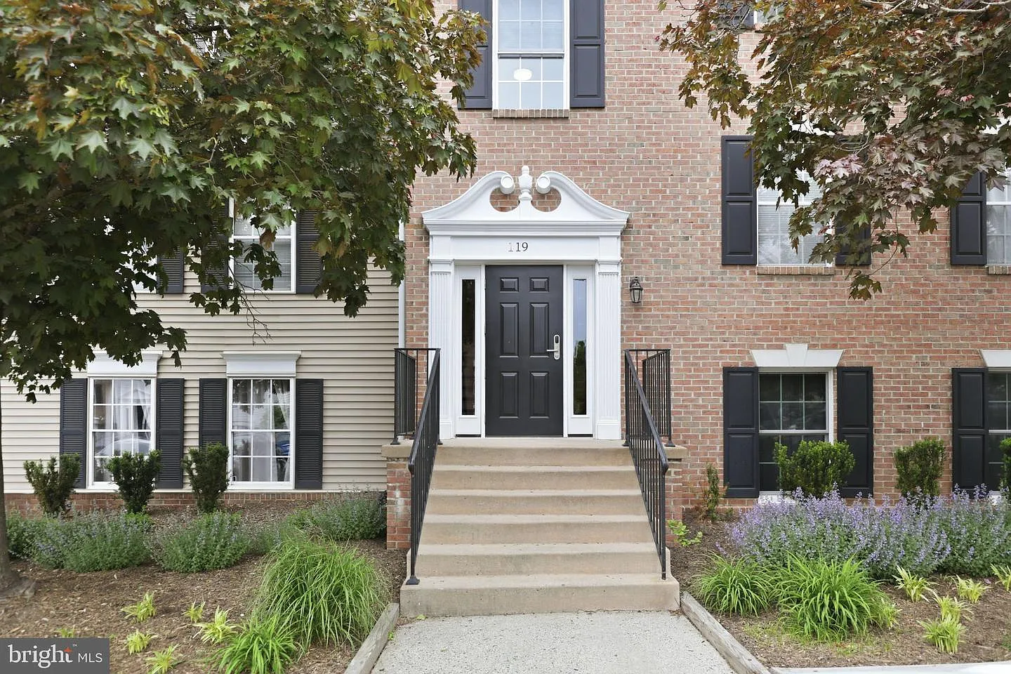 2 bed, 2.0 bath, 946 sqft, $2,100 — Photo 2