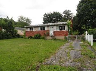 32 Madison Ave, Brentwood, NY 11717