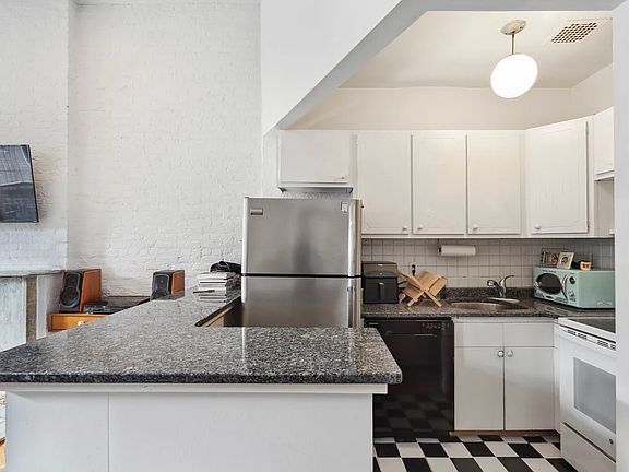 3rd image of 212 E 11th St APT 4