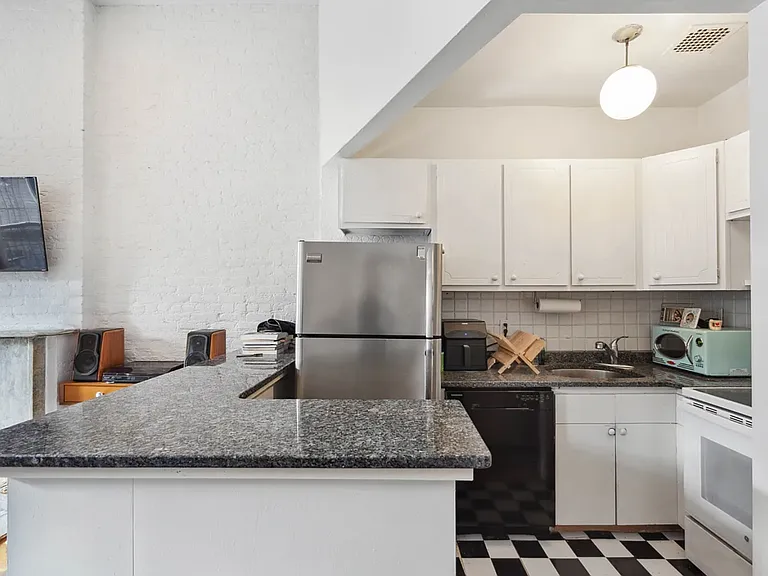212 E 11th St #4 — Photo 3