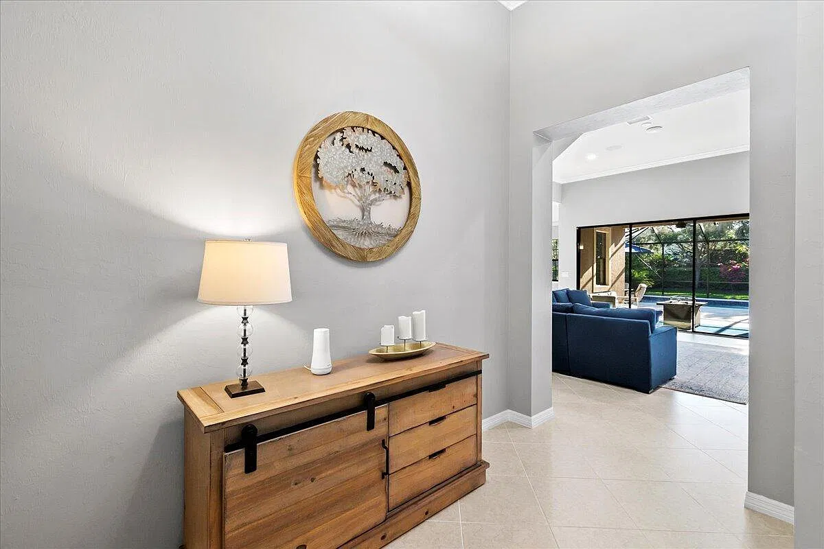 3 bed, 2.0 bath, 1915 sqft, $5,000 — Photo 3