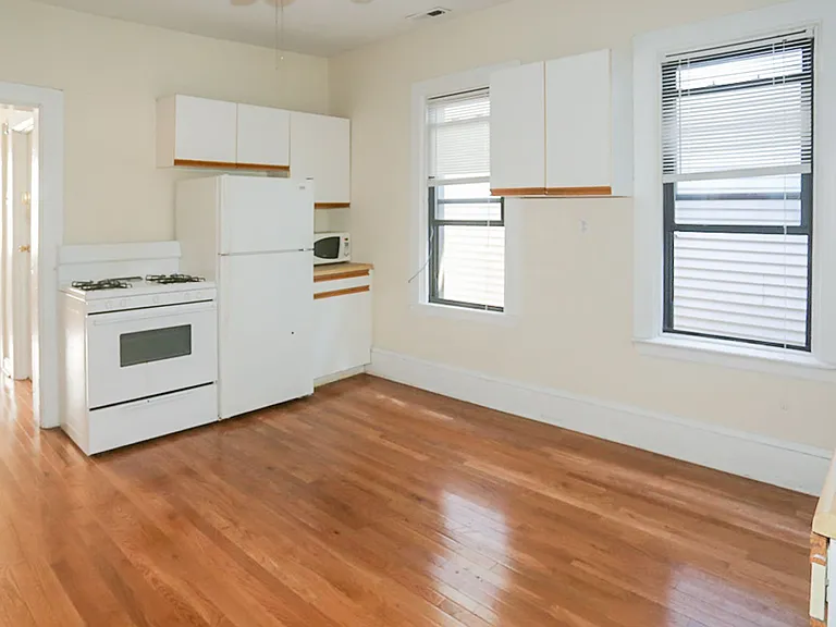 2254 N Southport Ave — Photo 1