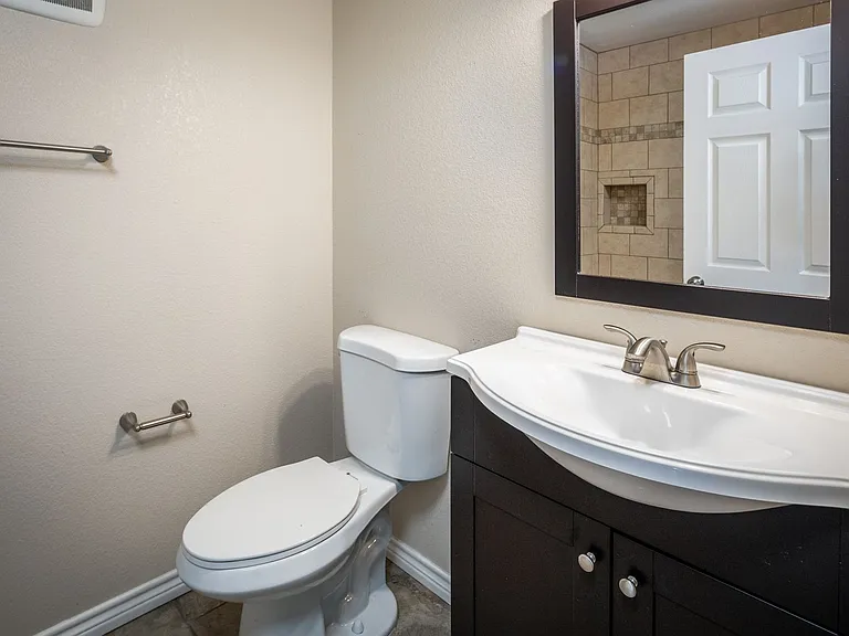 1305 Kings Way — Photo 10