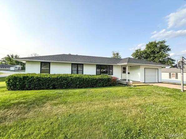 318 W Hickory St, Paris, MO 65275