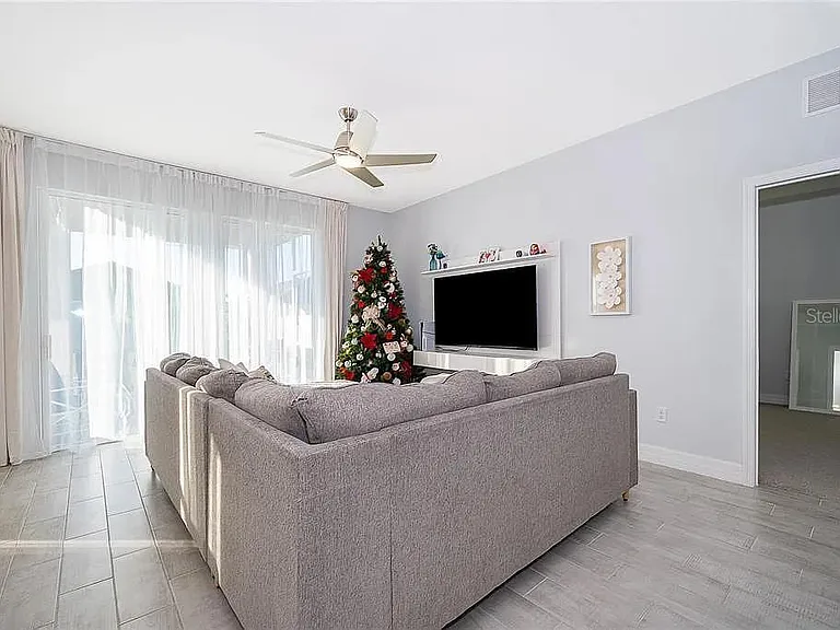 5818 Wallis Ln — Photo 10