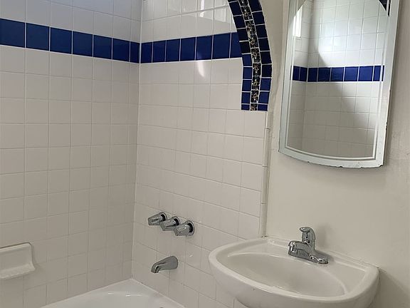 4th image of 228 1/2 S Fuller Ave