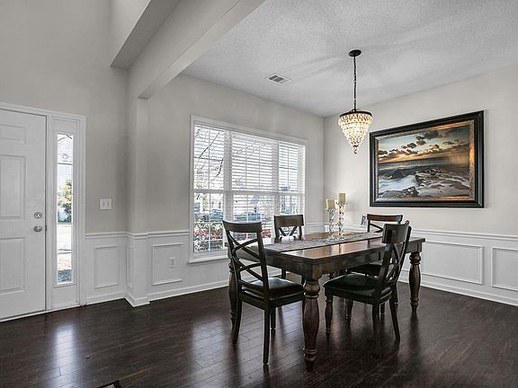 4th image of 302 Collingsworth Ln