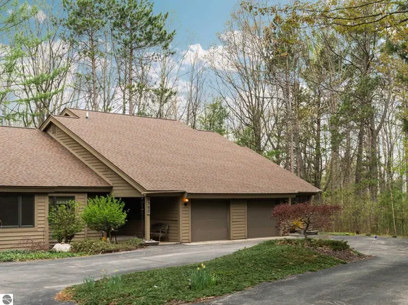 6307 Summit Ct, Traverse City, MI 49686