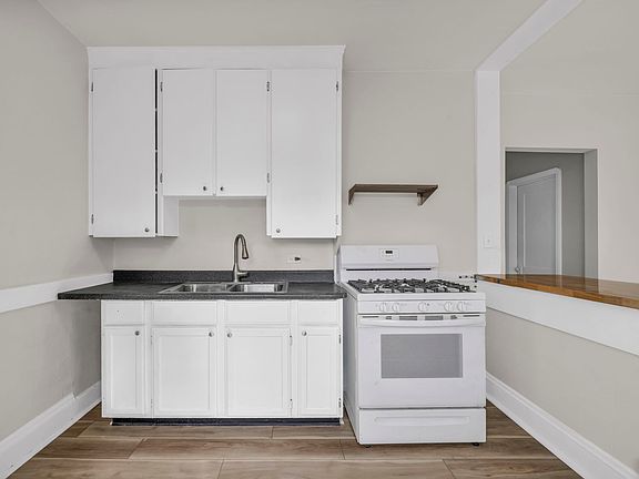 4th image of 2220 W 103rd St