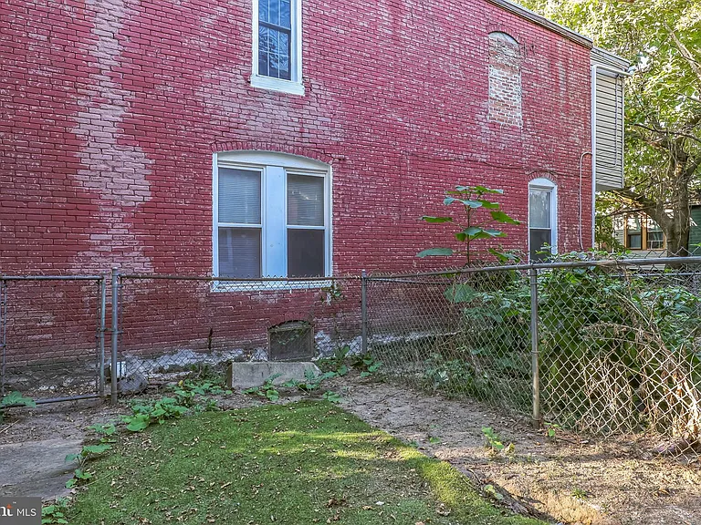 153 N Queen St — Photo 9