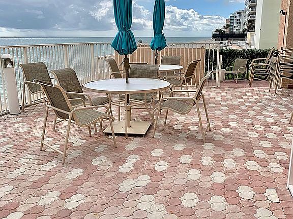 Dining next to Beach & Ocean