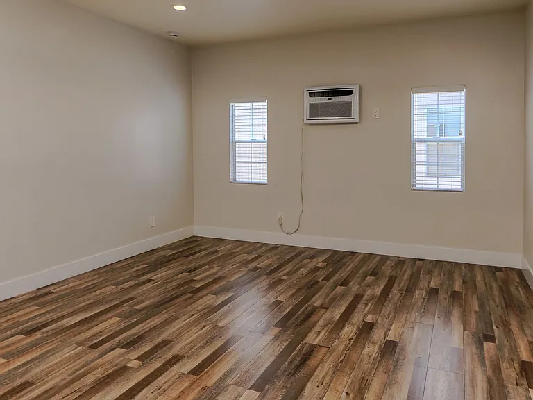 Garfield Avenue Apartments — Photo 52