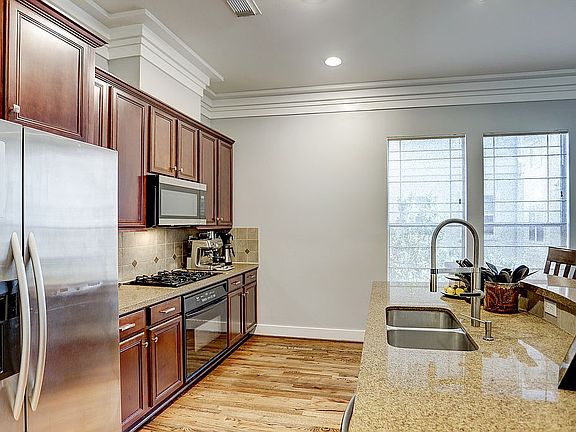 Kitchen: Stainless & Gas