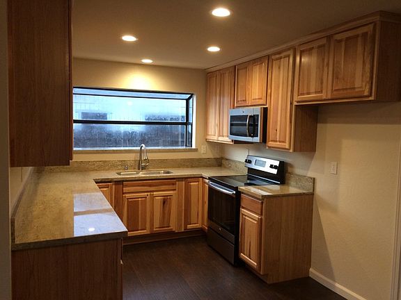 3rd image of 1221 Greenwood Cir