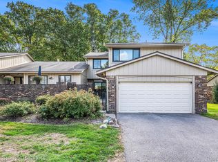4371 Foxpointe Dr, West Bloomfield, MI 48323