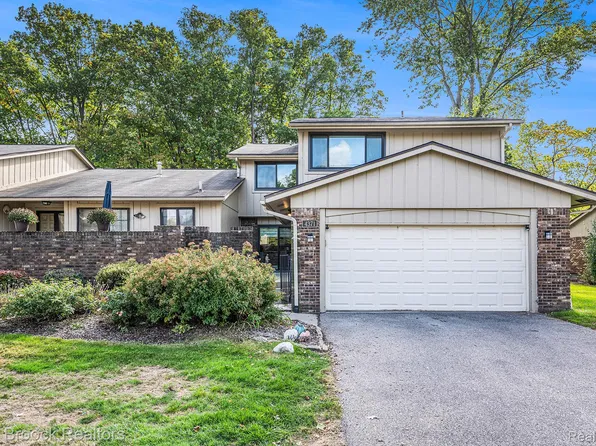 4371 Foxpointe Dr, West Bloomfield, MI 48323