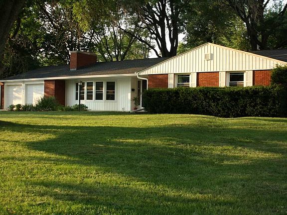 3rd image of 905 Birchwood Dr