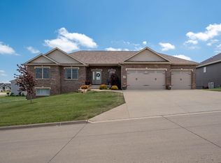 419 Angela Jean Cir, Peosta, IA 52068