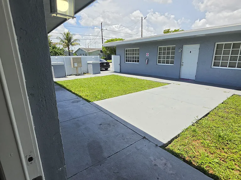 5511 SW 20th St #2 — Photo 5
