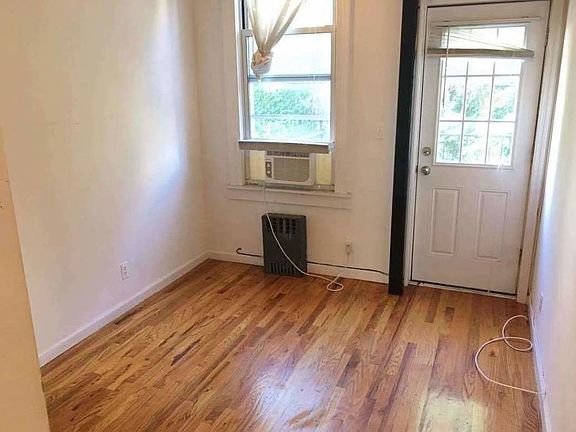 4th image of 141 Bedford Ave #2B