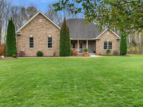 2056 Pierce Bluffs Dr, Hermitage, PA 16148