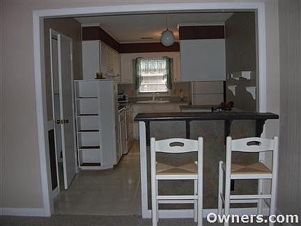 Counter/bar dividing Den & Kth.