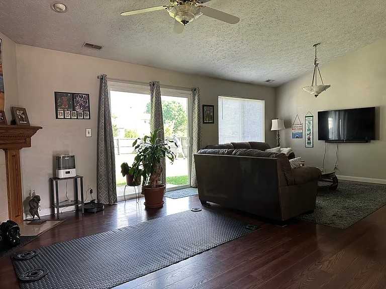 4327 Hadley Ct — Photo 3