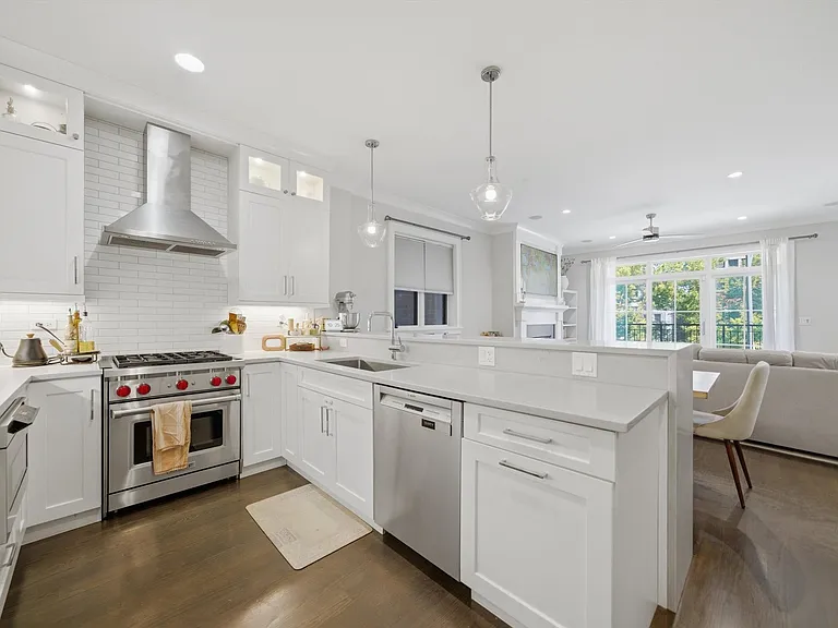 2341 W Roscoe St #2W — Photo 8