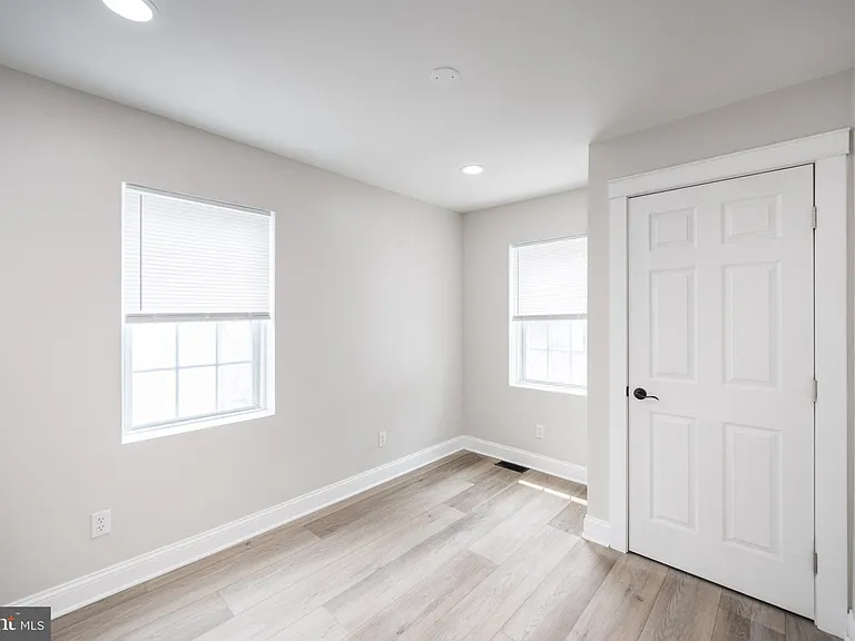 521 N Douglas St — Photo 20