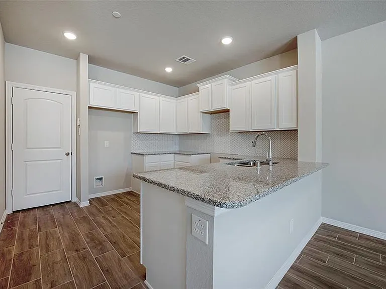 8040 Scanlan Trl — Photo 8