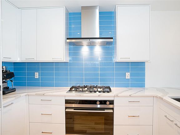 4th image of 916 Lyall St #408