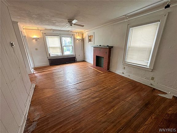 3rd image of 32 Custer St