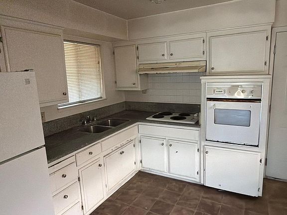 3rd image of 2172 Kirk Way