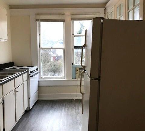 4th image of 414 E College St #C