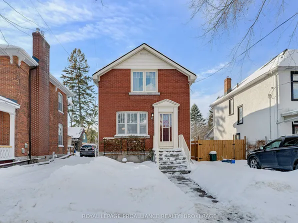 32 Livingston Ave, Kingston, ON K7L 4L2