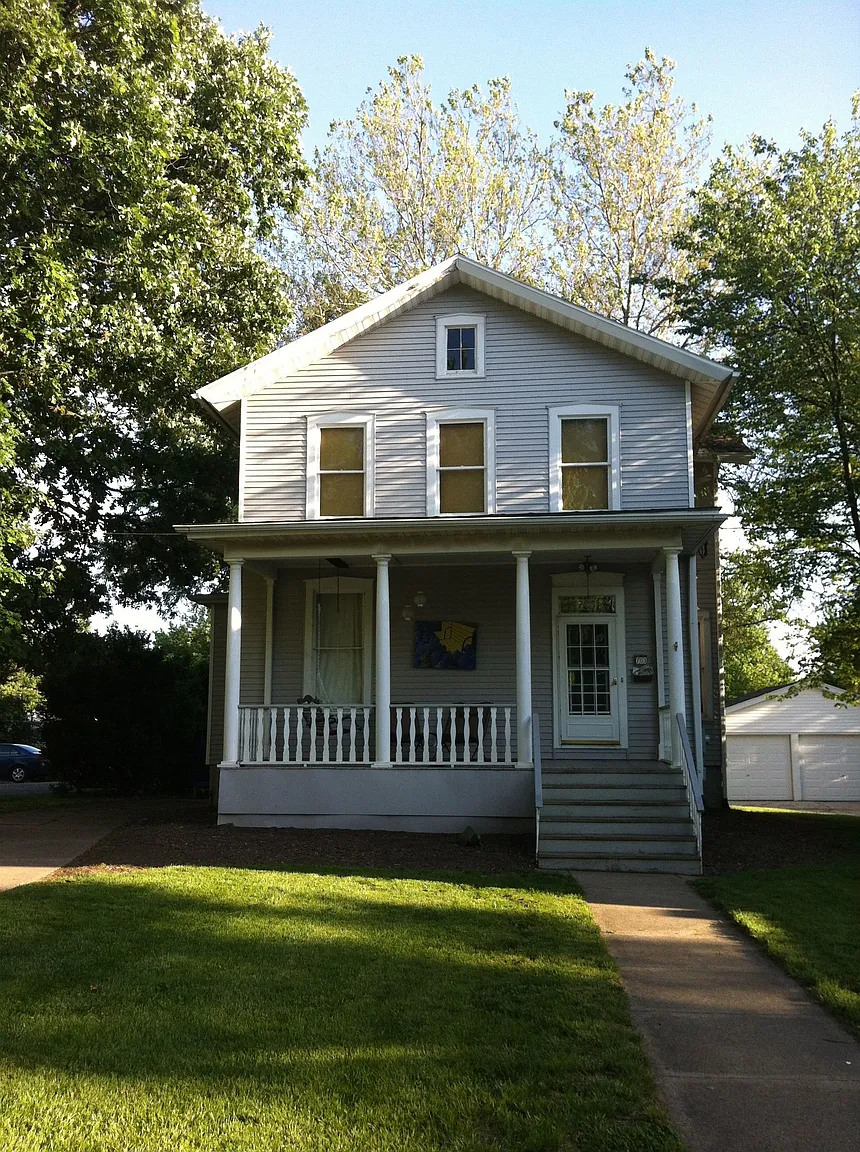 703 Bell St photo 1
