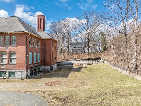 3rd image of 40 Pecks Rd