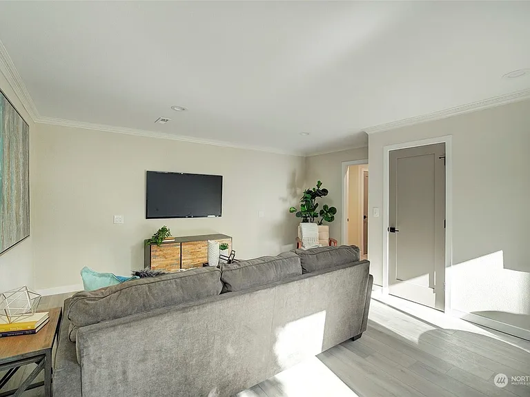 22803 SE 21st St — Photo 24