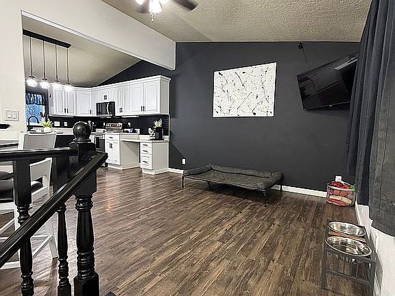 3rd image of 2201 Highview Dr
